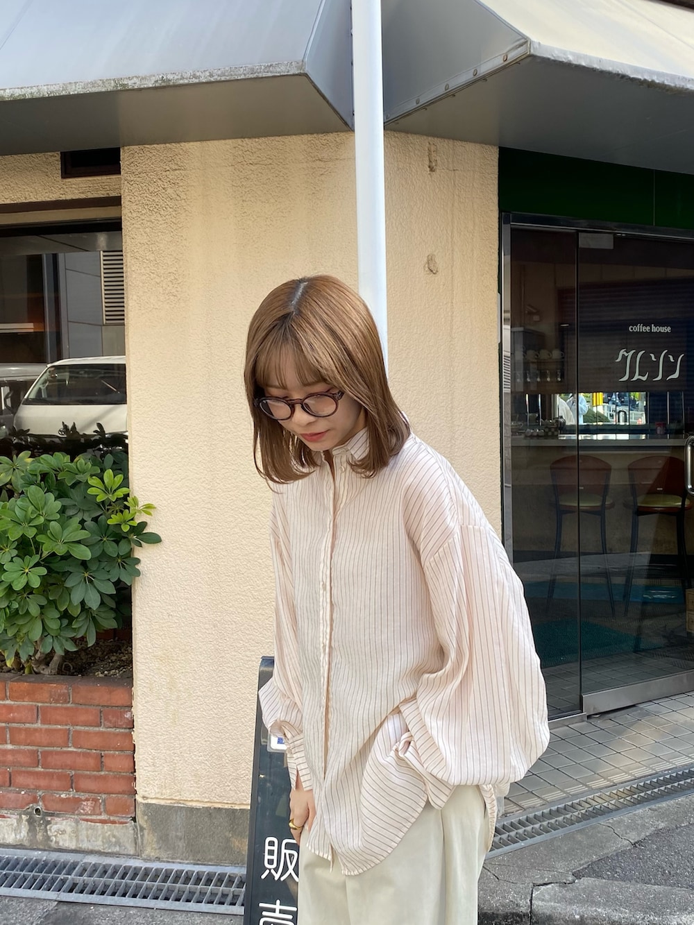 ブラウン系のローファー、ベージュ系のその他パンツ、ベージュ系のシャツ/ブラウスを着用したレディースの春コーディネートの4枚目の写真