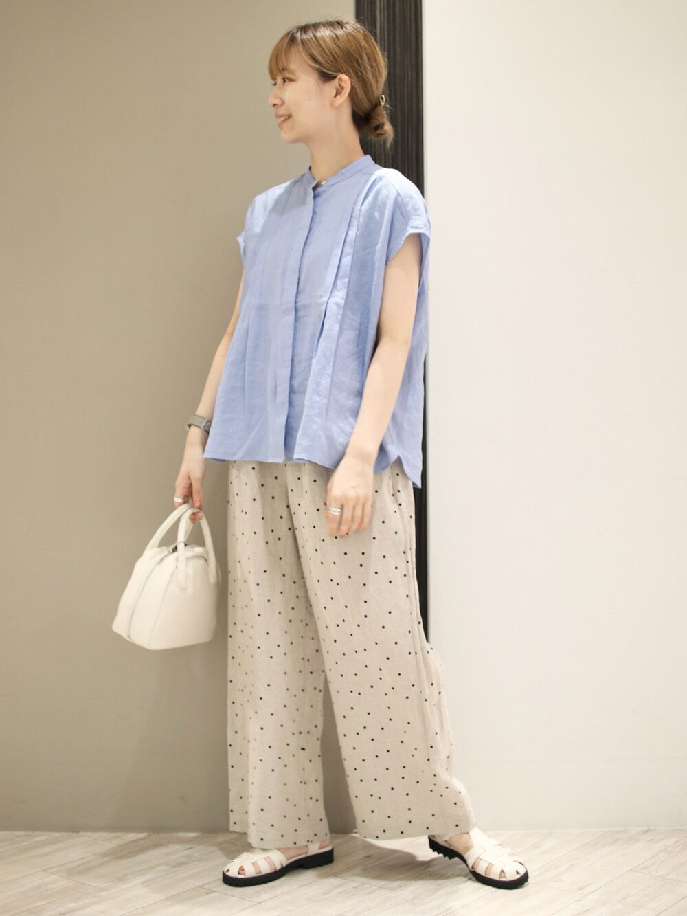 ホワイト系のボストンバッグ、ベージュ系のその他パンツ、ブルー系のシャツ/ブラウスを着用したレディースの夏コーディネートの2枚目の写真