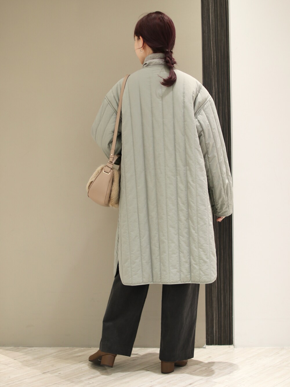 ブラウン系のブーツ、グレー系のその他パンツ、グレー系のTシャツ/カットソーを着用したレディースの冬コーディネートの4枚目の写真