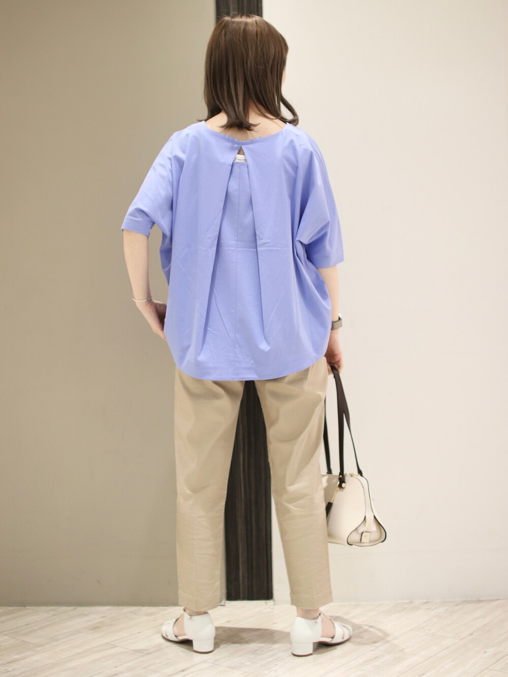 ホワイト系のトートバッグ、ベージュ系のその他パンツ、ブルー系のTシャツ/カットソーを着用したレディースの春コーディネートの3枚目の写真