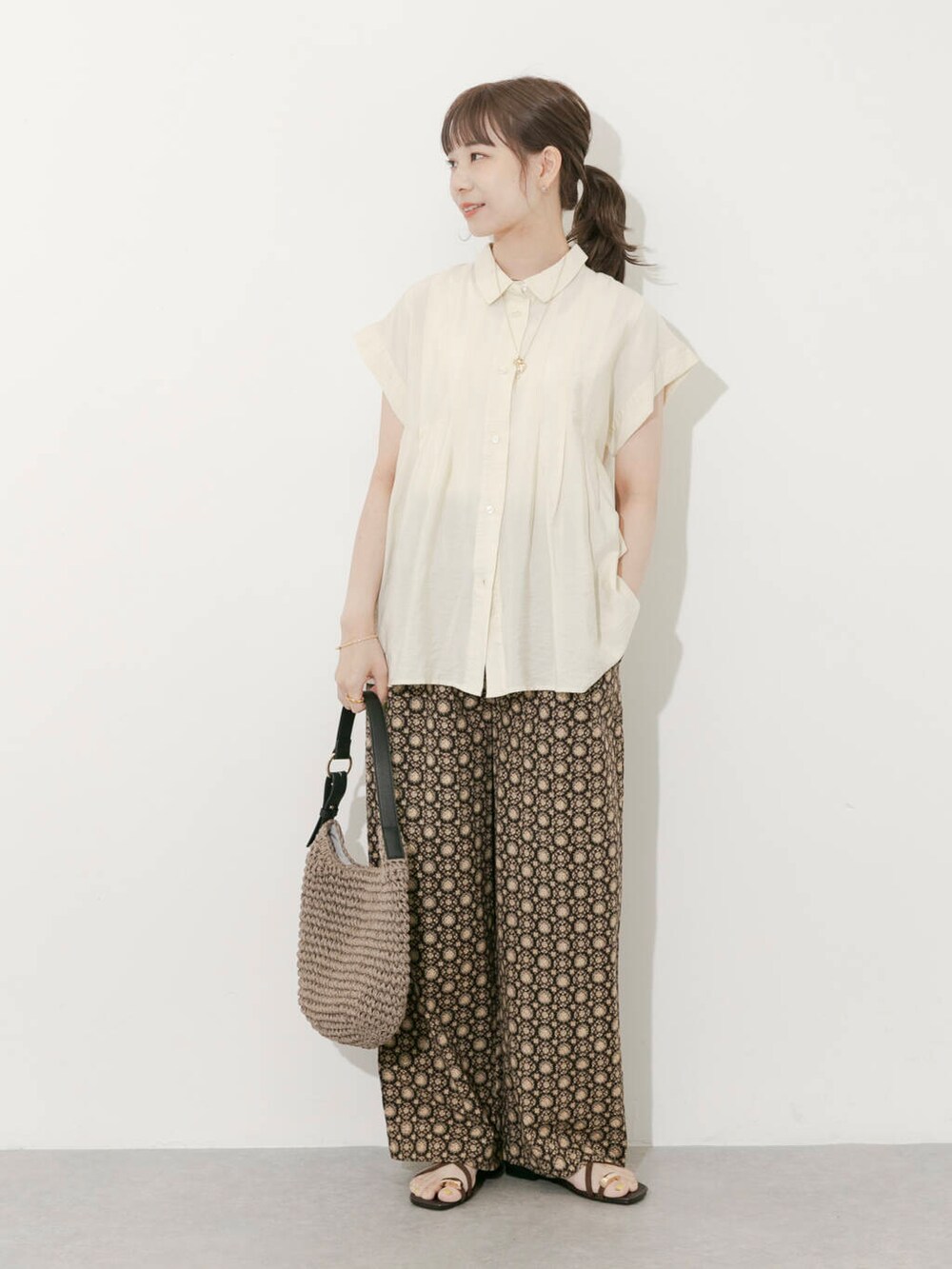 グレー系のトートバッグ、ホワイト系のシャツ/ブラウス、ブラック系のその他パンツを着用したレディースの夏コーディネートの4枚目の写真