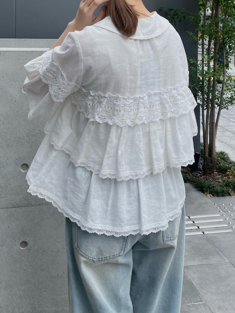 ブルー系のデニムパンツ、ホワイト系のシャツ/ブラウスを着用したレディースの夏コーディネートの4枚目の写真
