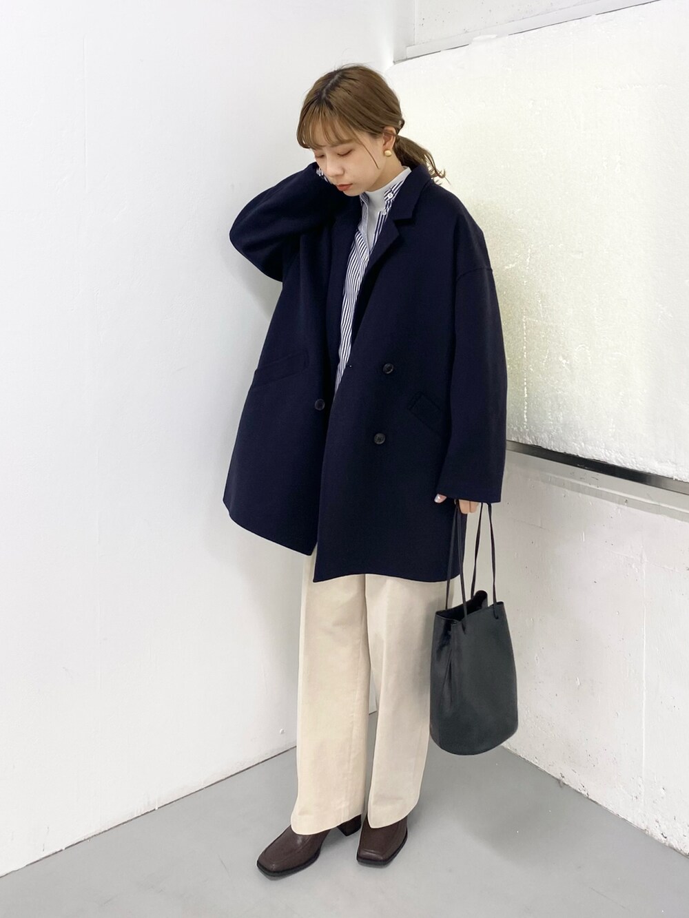 ブルー系のシャツ/ブラウス、ホワイト系のTシャツ/カットソー、ブラック系のショルダーバッグを着用したレディースの秋コーディネートの4枚目の写真