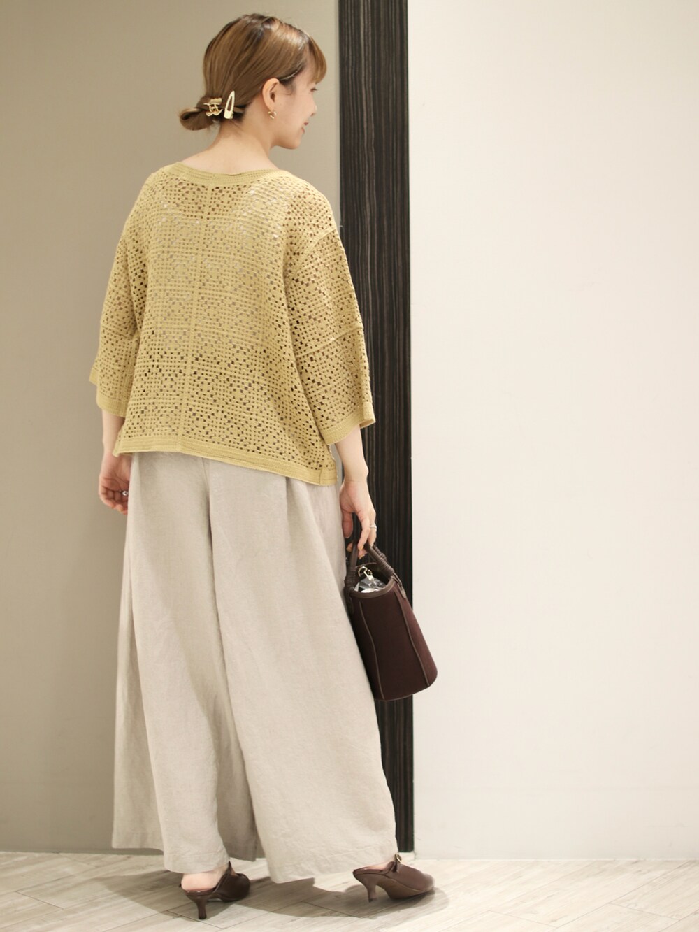 ホワイト系のタンクトップ、イエロー系のカーディガン/ボレロ、ベージュ系のその他パンツを着用したレディースの夏コーディネートの3枚目の写真