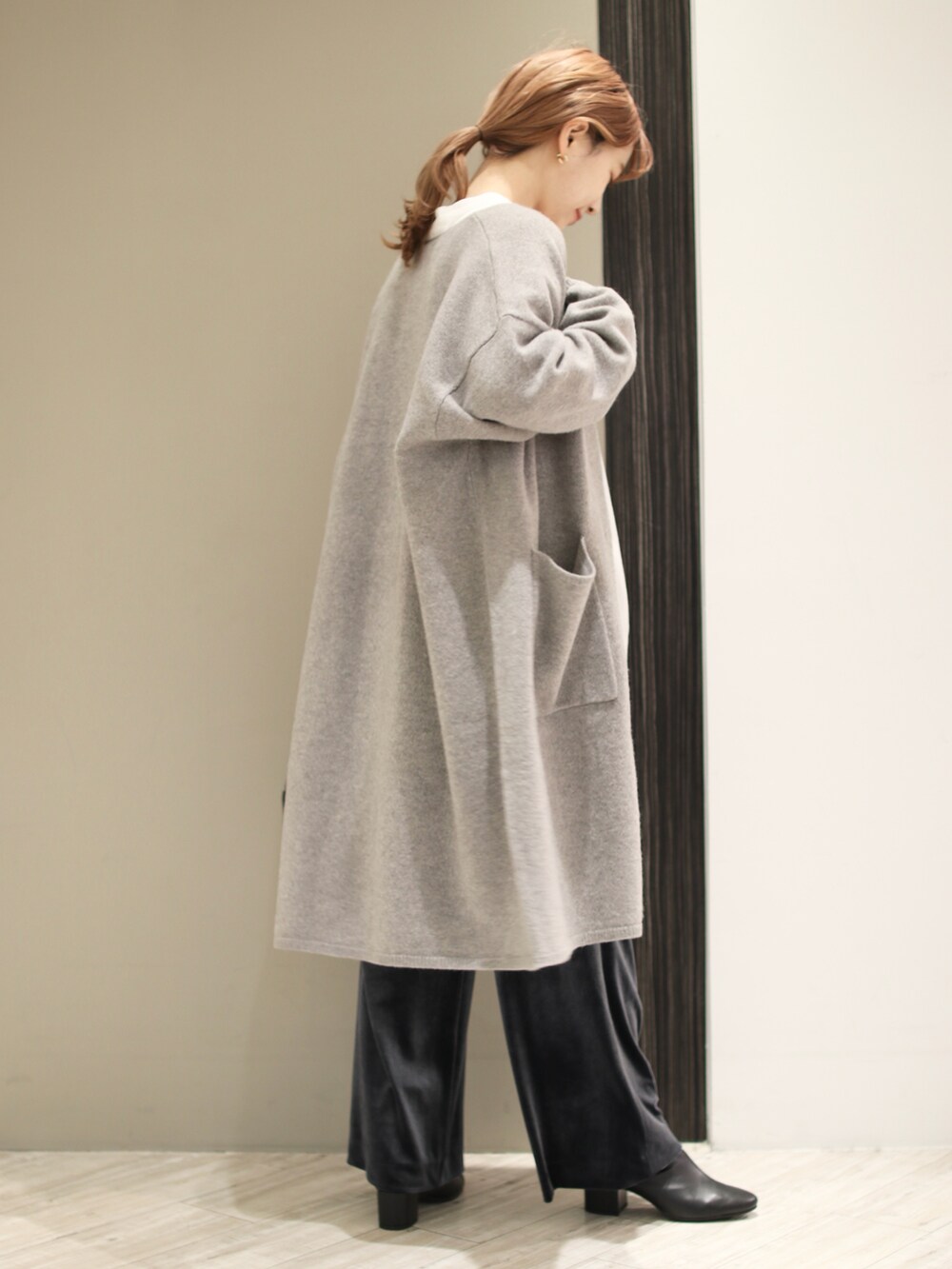 ホワイト系のシャツ/ブラウス、グレー系のその他アウター、グレー系のその他パンツを着用したレディースの冬コーディネートの3枚目の写真