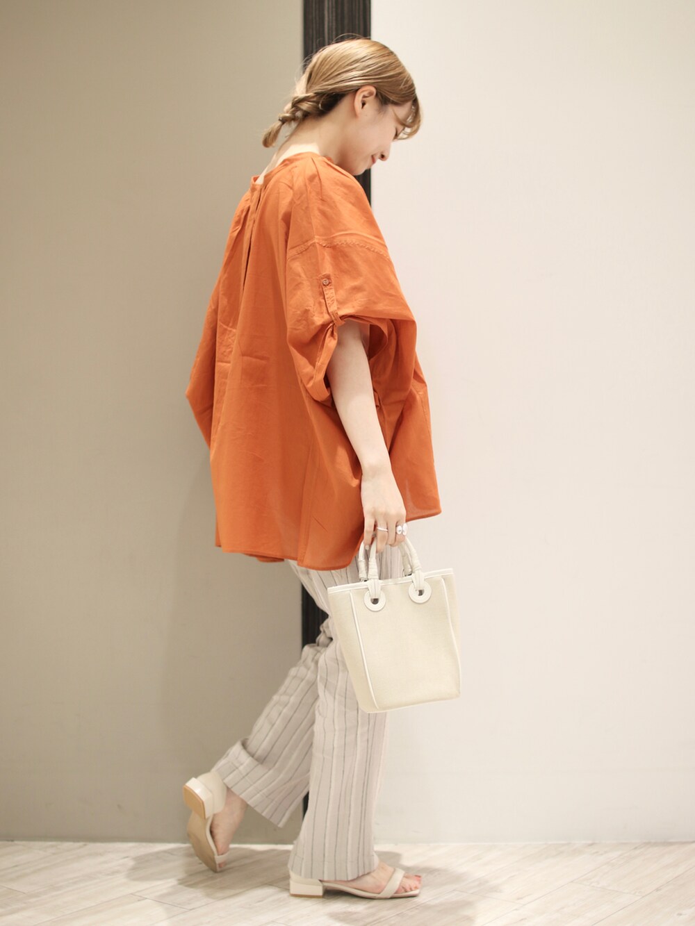 オレンジ系のシャツ/ブラウス、ベージュ系のその他パンツ、ベージュ系のショルダーバッグを着用したレディースの夏コーディネートの3枚目の写真