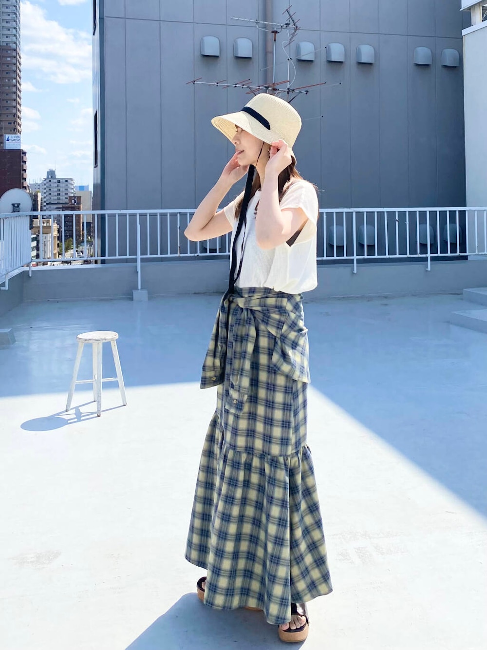 ベージュ系のスカート、ホワイト系のTシャツ/カットソー、ブラウン系のサンダルを着用したレディースの春コーディネートの5枚目の写真