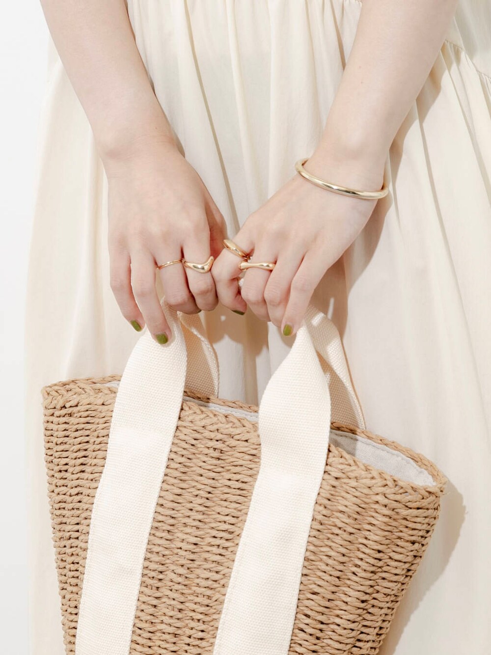 ベージュ系のハンドバッグ、グレー系のサンダル、ホワイト系のワンピースを着用したレディースの夏コーディネートの7枚目の写真