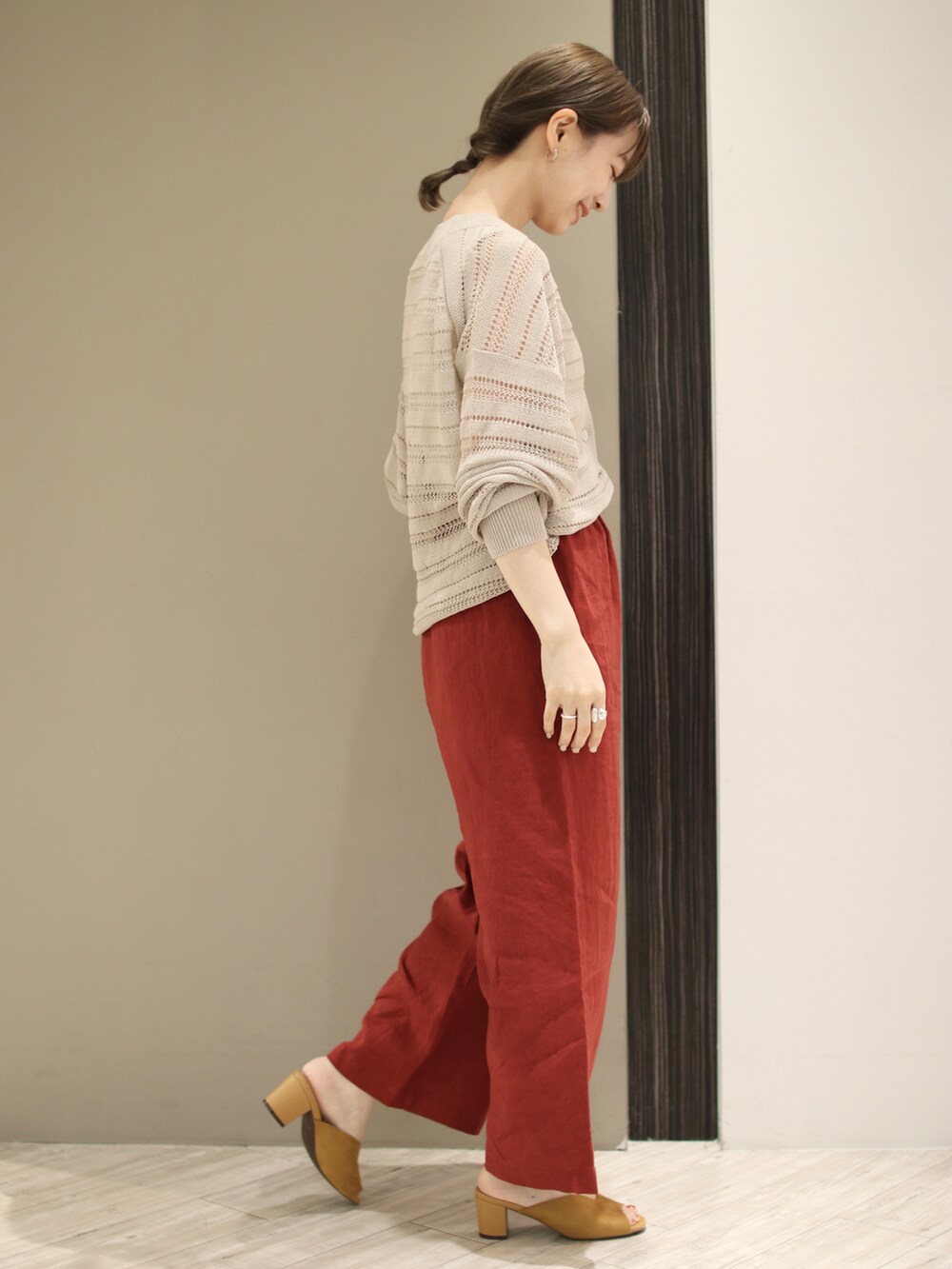 ベージュ系のカーディガン/ボレロ、ホワイト系のタンクトップ、ブラウン系のその他パンツを着用したレディースの夏コーディネートの4枚目の写真