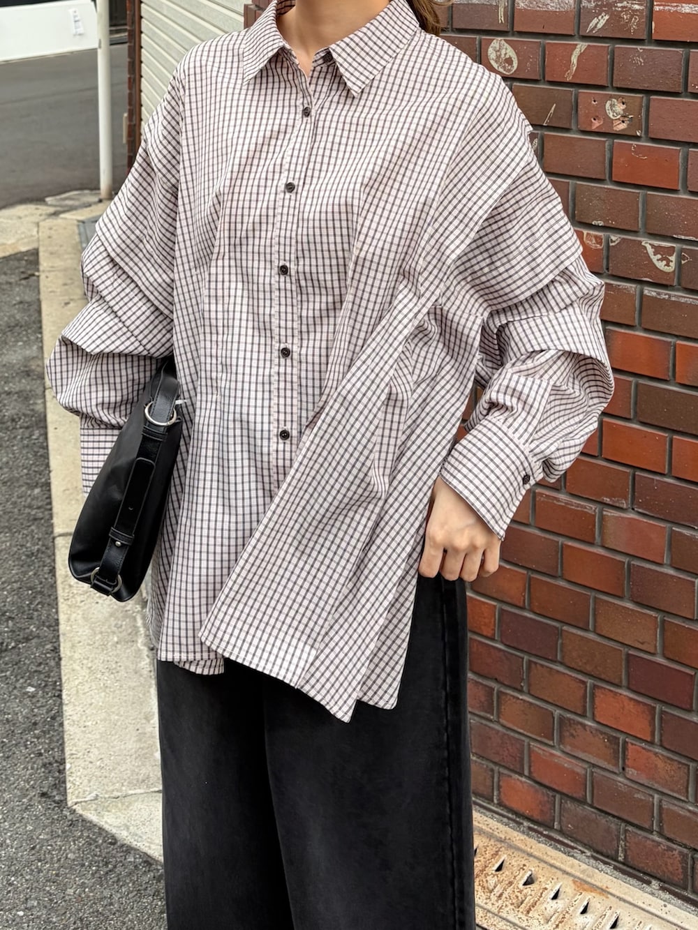 ピンク系のシャツ/ブラウス、イエロー系のローファー、ブラック系のショルダーバッグを着用したレディースの秋コーディネートの2枚目の写真