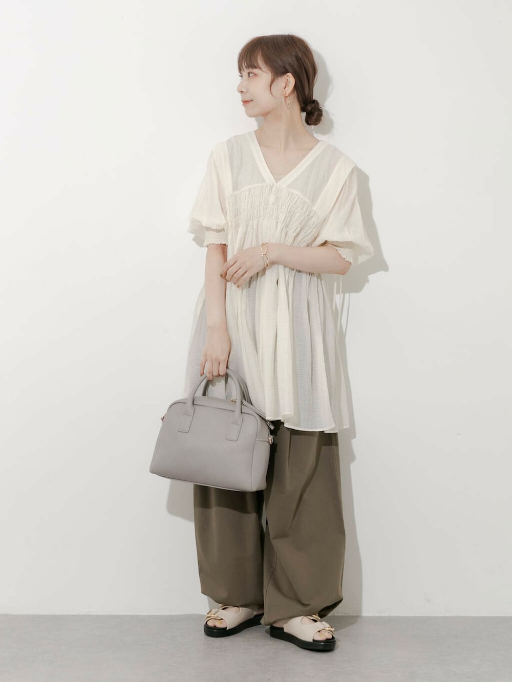 グリーン系のその他パンツ、ホワイト系のワンピース、グレー系のボストンバッグを着用したレディースの夏コーディネートの5枚目の写真