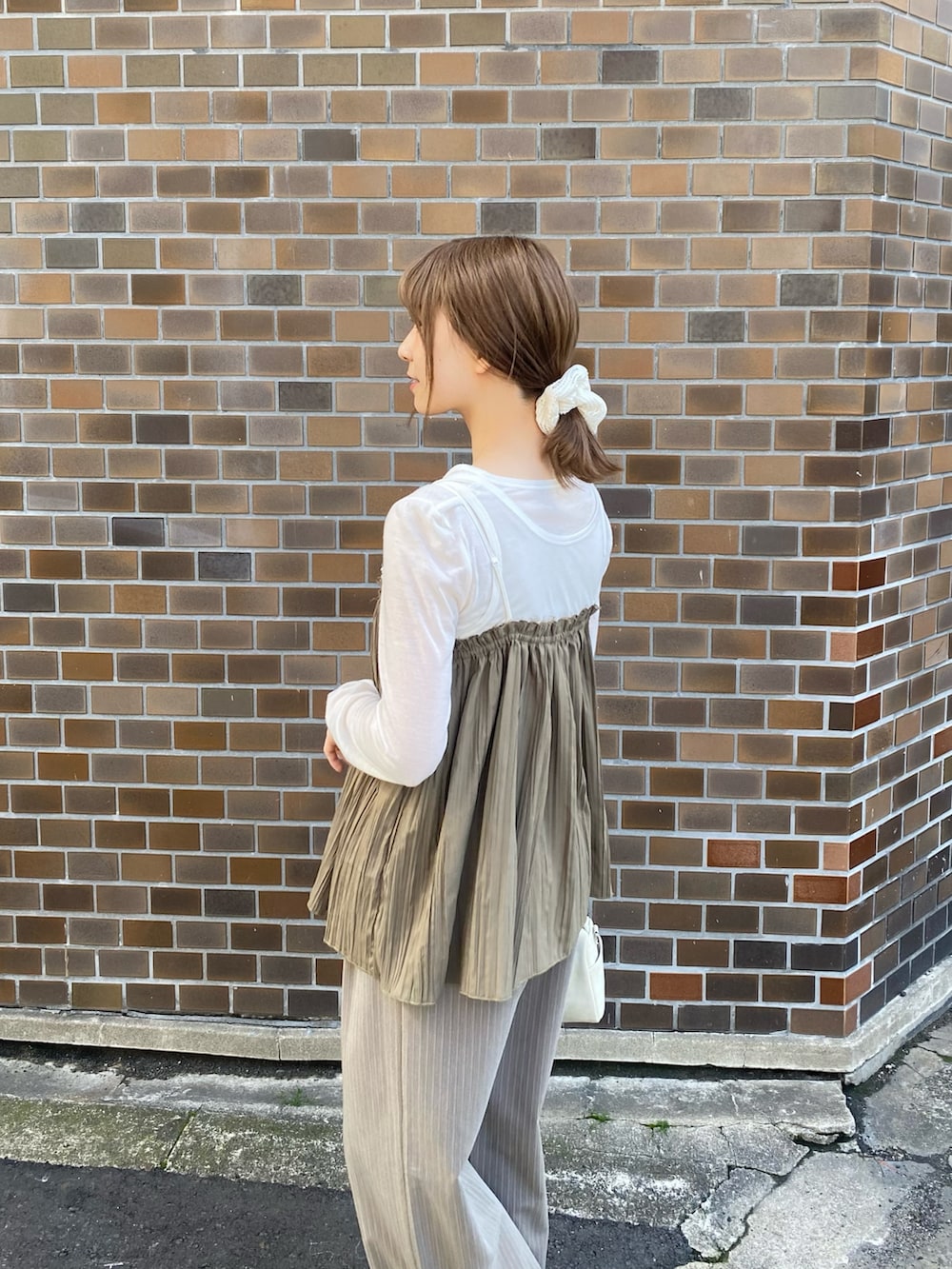 グリーン系のその他トップス、ホワイト系のTシャツ/カットソー、ブラウン系のワンピースを着用したレディースの春コーディネートの4枚目の写真