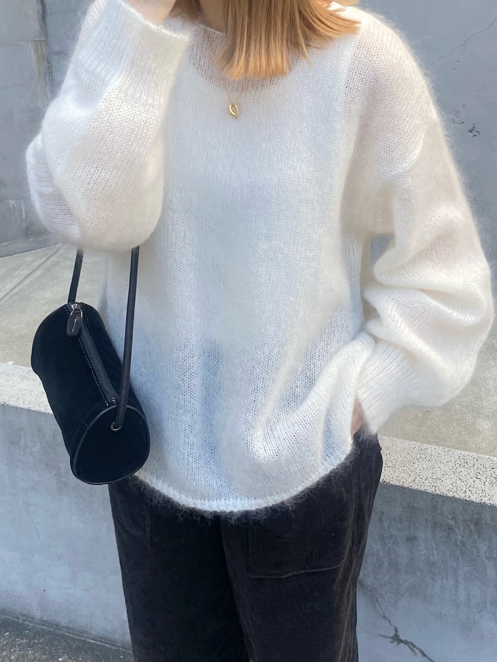 グレー系のその他パンツ、ホワイト系のニット/セーター、ベージュ系のスニーカーを着用したレディースの秋コーディネートの3枚目の写真