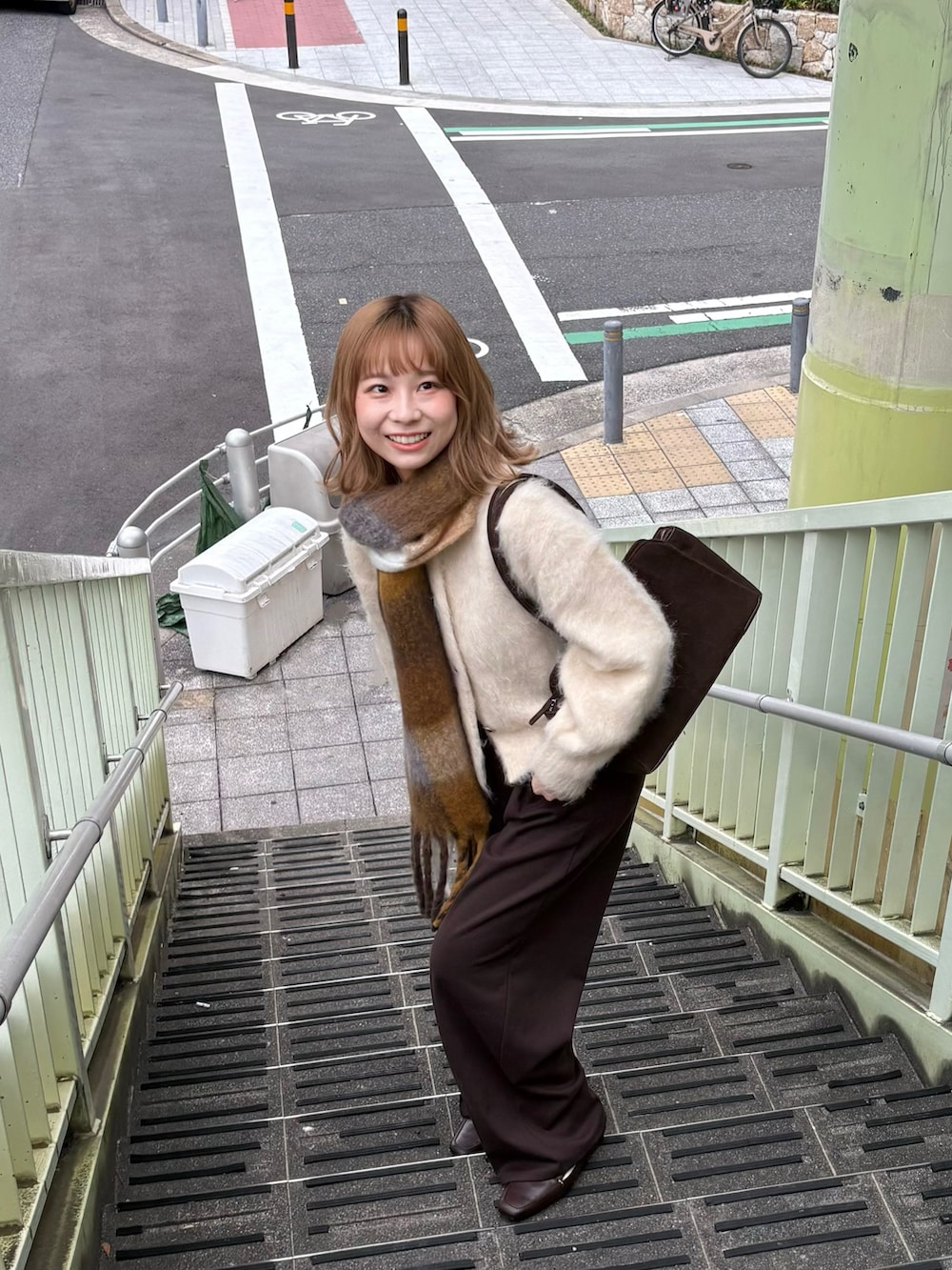 ブラウン系のローファー、ホワイト系のカーディガン/ボレロ、ブラウン系のその他パンツを着用したレディースの冬コーディネートの5枚目の写真