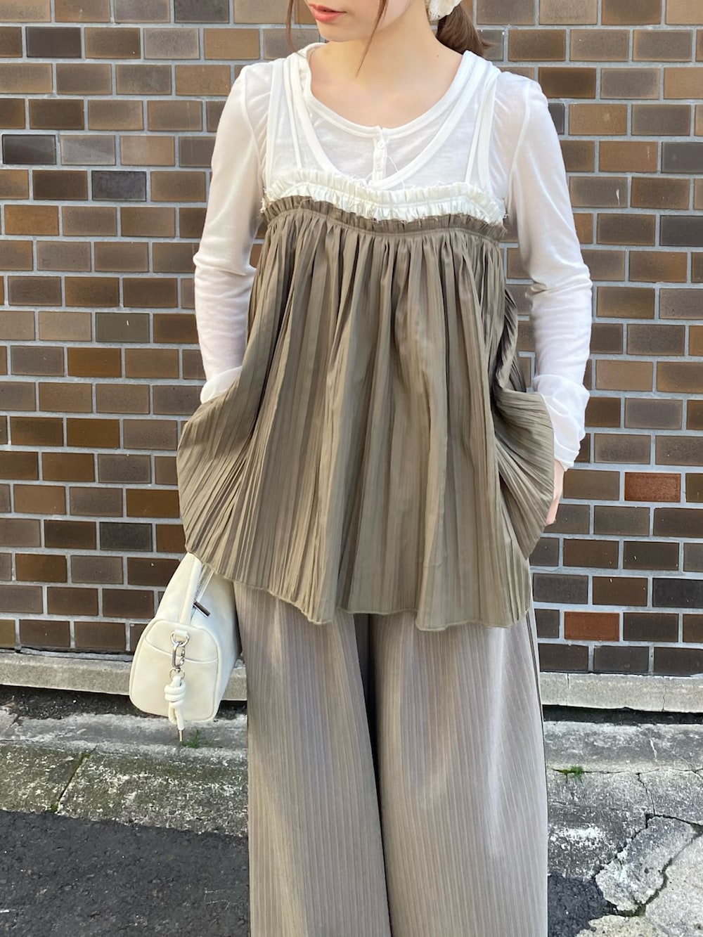 グリーン系のその他トップス、ホワイト系のTシャツ/カットソー、ブラウン系のワンピースを着用したレディースの春コーディネートの3枚目の写真