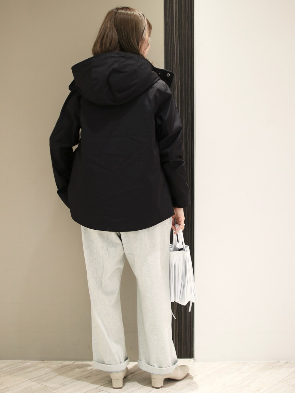 ブルー系のサロペット/オーバーオール、グリーン系のニット/セーター、ブルー系のマウンテンパーカーを着用したレディースの冬コーディネートの4枚目の写真