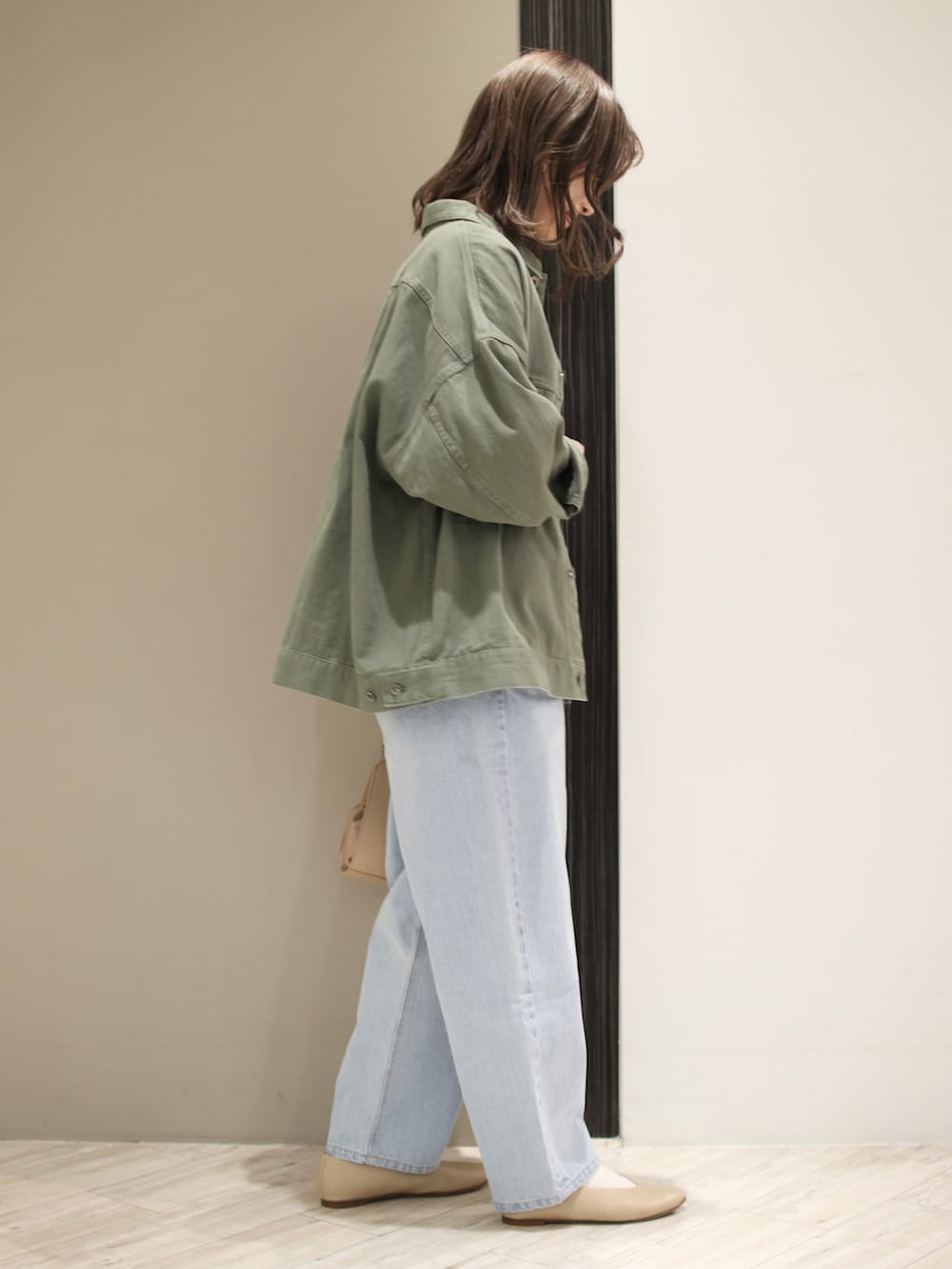 ホワイト系のシャツ/ブラウス、ブルー系のデニムパンツ、ベージュ系のショルダーバッグを着用したレディースの春コーディネートの3枚目の写真