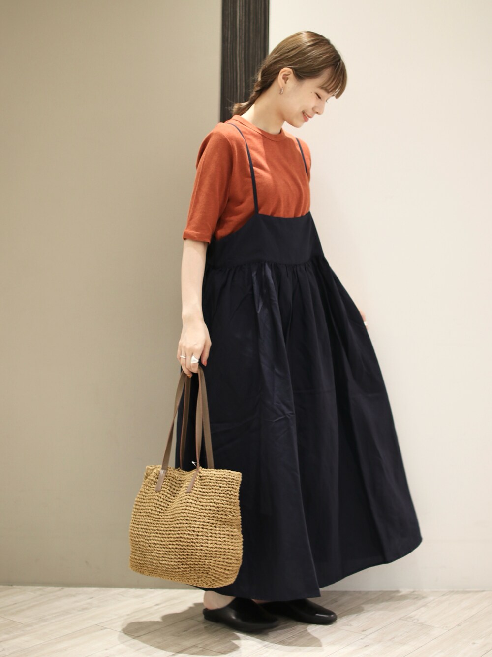 ブラウン系のTシャツ/カットソー、ブラック系のワンピース、ベージュ系のトートバッグを着用したレディースの夏コーディネートの3枚目の写真