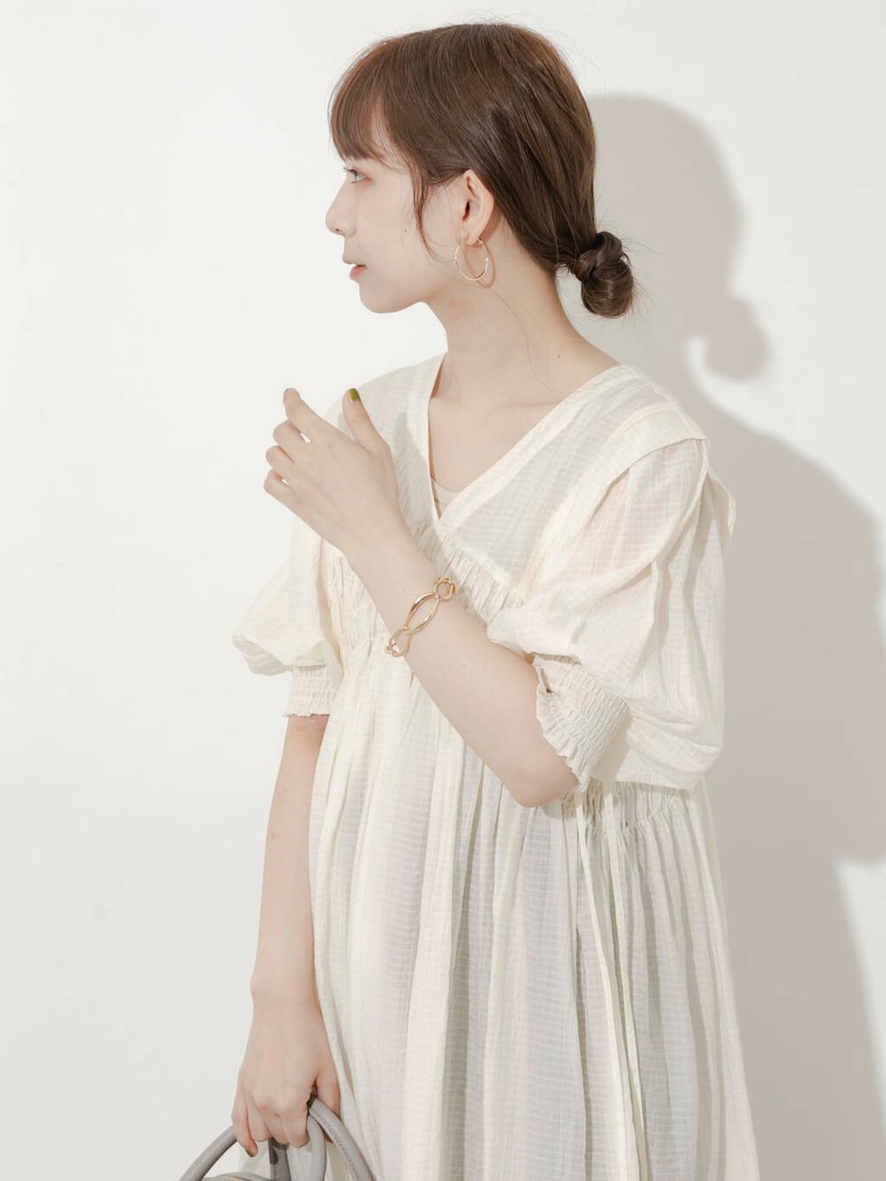 グリーン系のその他パンツ、ホワイト系のワンピース、グレー系のボストンバッグを着用したレディースの夏コーディネートの6枚目の写真