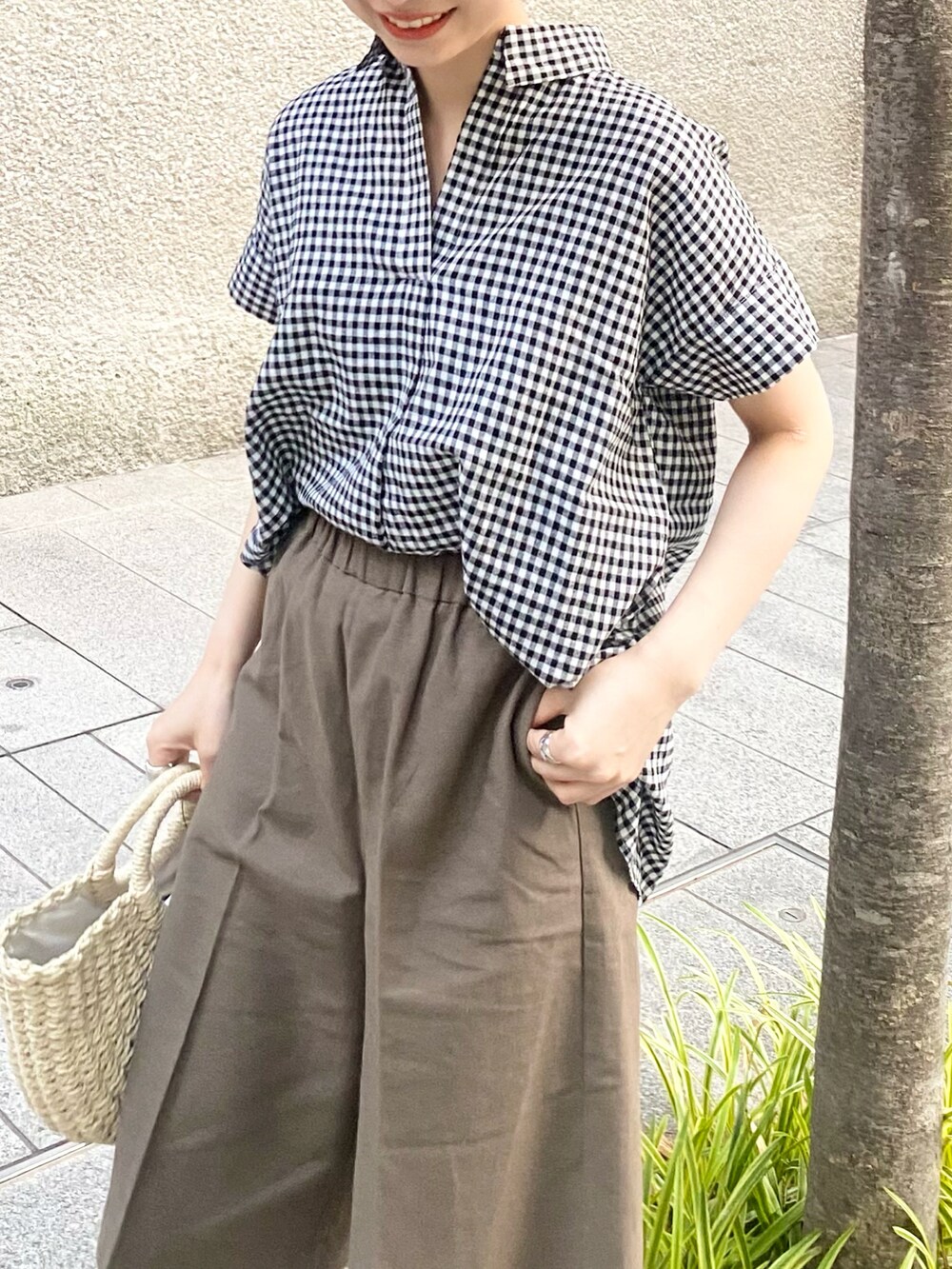 グリーン系のその他パンツ、その他のシャツ/ブラウス、ホワイト系のハンドバッグを着用したレディースの夏コーディネートの3枚目の写真