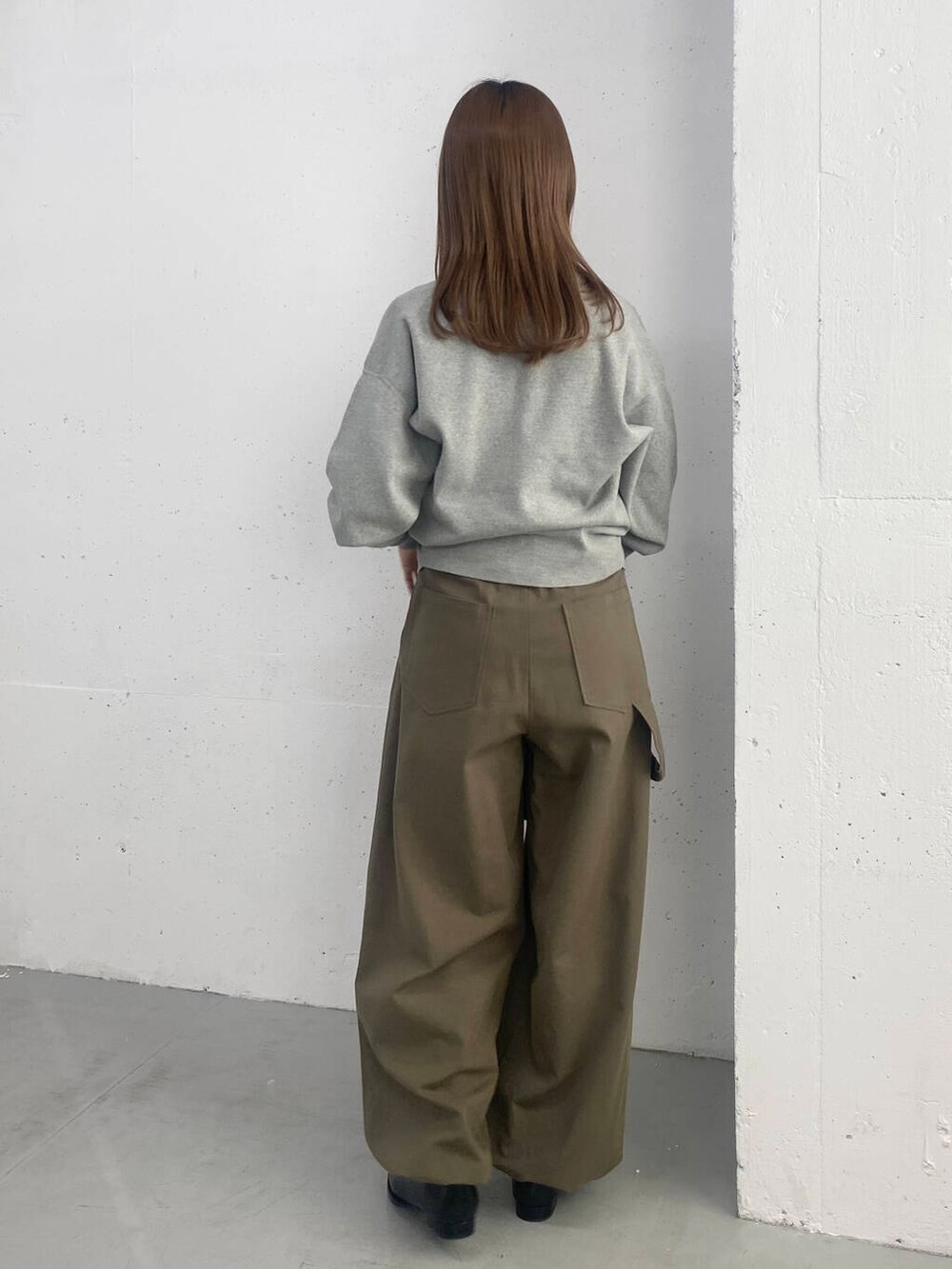 ブラック系のボストンバッグ、ブラック系のローファー、グレー系のカーディガン/ボレロを着用したレディースの春コーディネートの8枚目の写真