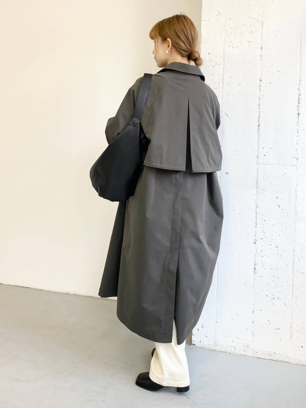 ブルー系のシャツ/ブラウス、ブラック系のブーツ、ブラック系のショルダーバッグを着用したレディースの冬コーディネートの5枚目の写真
