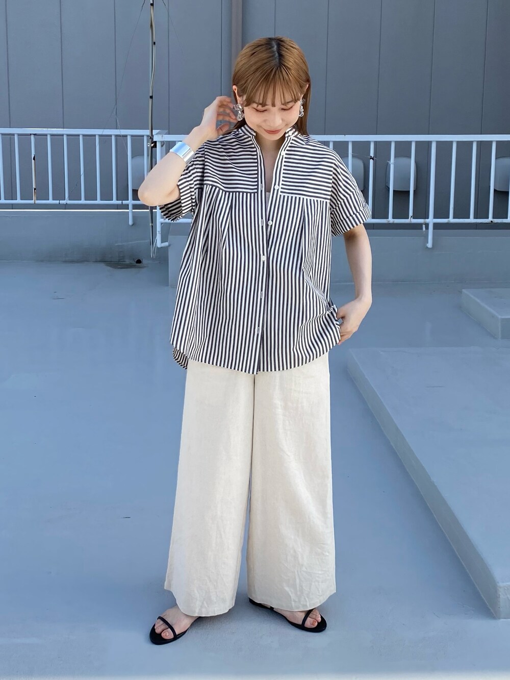 ブラック系のシャツ/ブラウス、ベージュ系のその他パンツ、ブラック系のサンダルを着用したレディースの春コーディネートの4枚目の写真