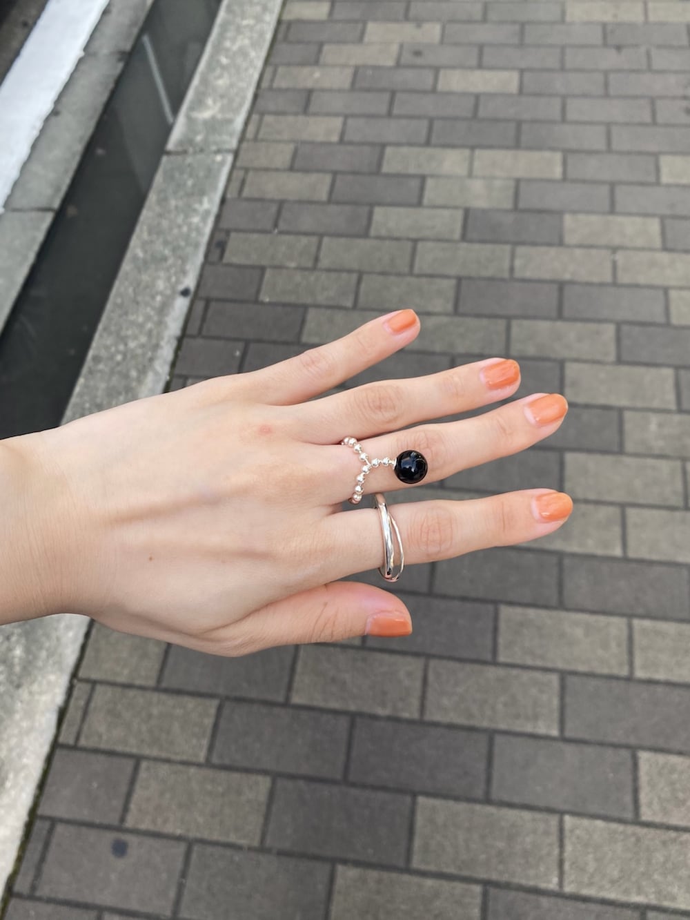 グレー系のその他パンツ、ブルー系のシャツ/ブラウス、ブラウン系のトートバッグを着用したレディースの夏コーディネートの5枚目の写真