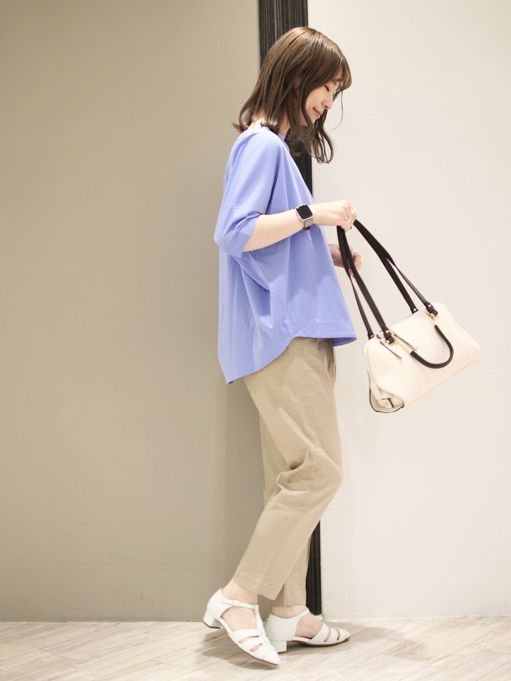 ホワイト系のトートバッグ、ベージュ系のその他パンツ、ブルー系のTシャツ/カットソーを着用したレディースの春コーディネートの2枚目の写真