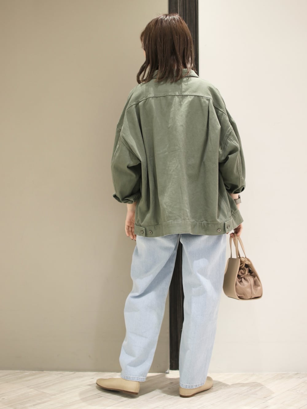 ホワイト系のシャツ/ブラウス、ブルー系のデニムパンツ、ベージュ系のショルダーバッグを着用したレディースの春コーディネートの4枚目の写真