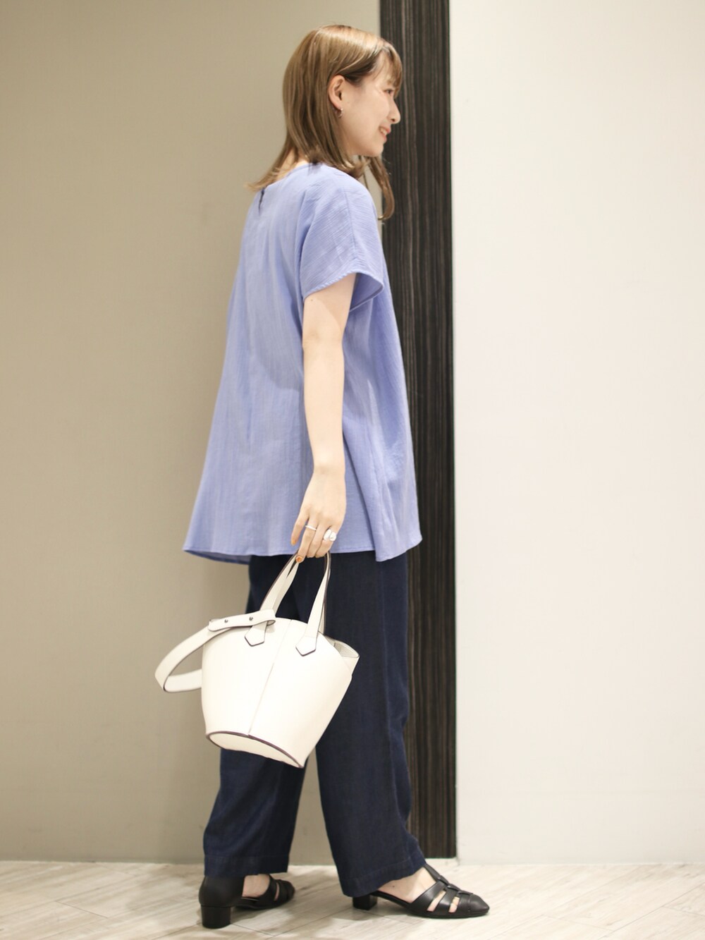 ブルー系のシャツ/ブラウス、ホワイト系のトートバッグ、ブルー系のその他パンツを着用したレディースの夏コーディネートの2枚目の写真