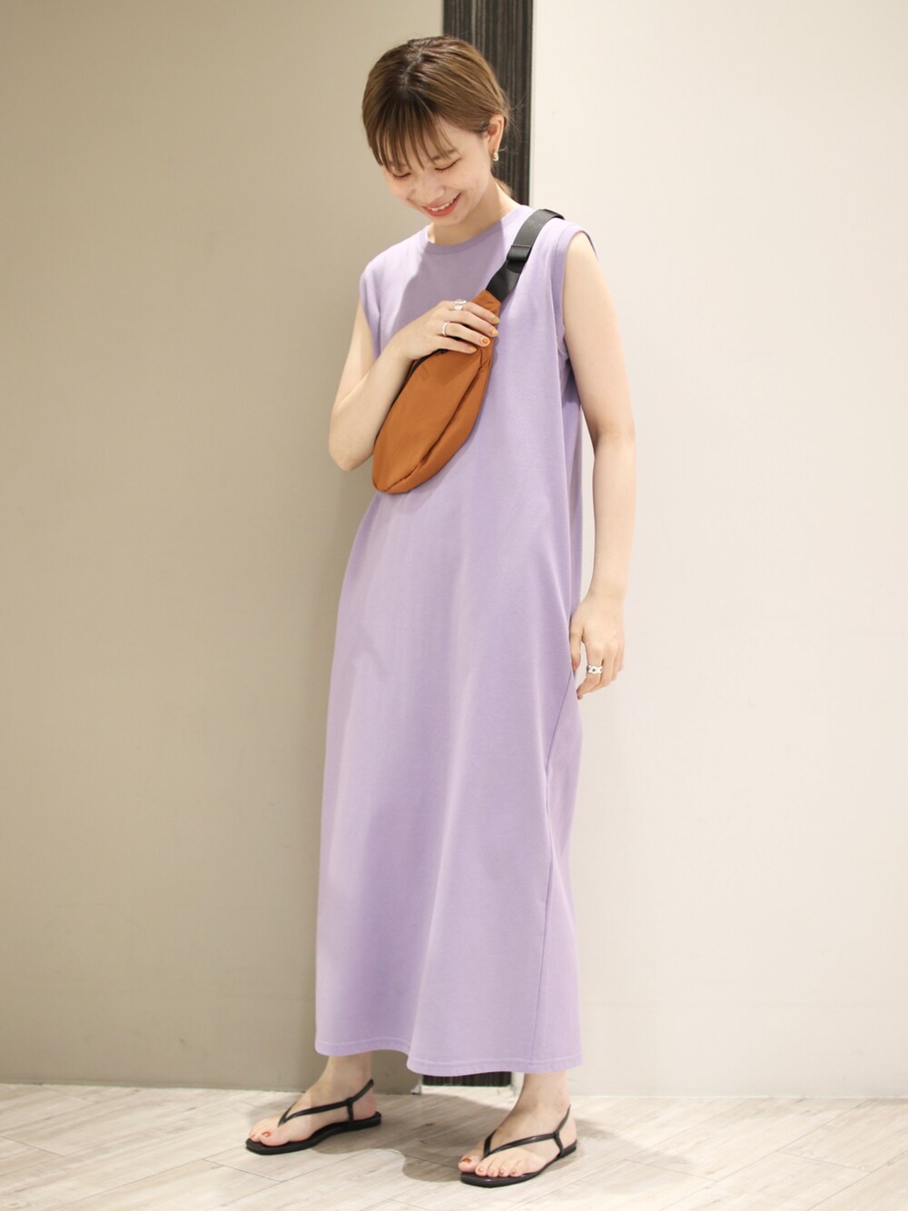 ブラック系のサンダル、オレンジ系のボディバッグ/ウエストポーチ、パープル系のワンピースを着用したレディースの夏コーディネートの3枚目の写真