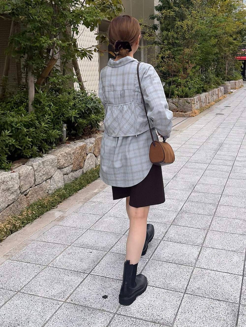 ブルー系のシャツ/ブラウス、ブラウン系のショルダーバッグ、ブラウン系のその他パンツを着用したレディースの秋コーディネートの4枚目の写真