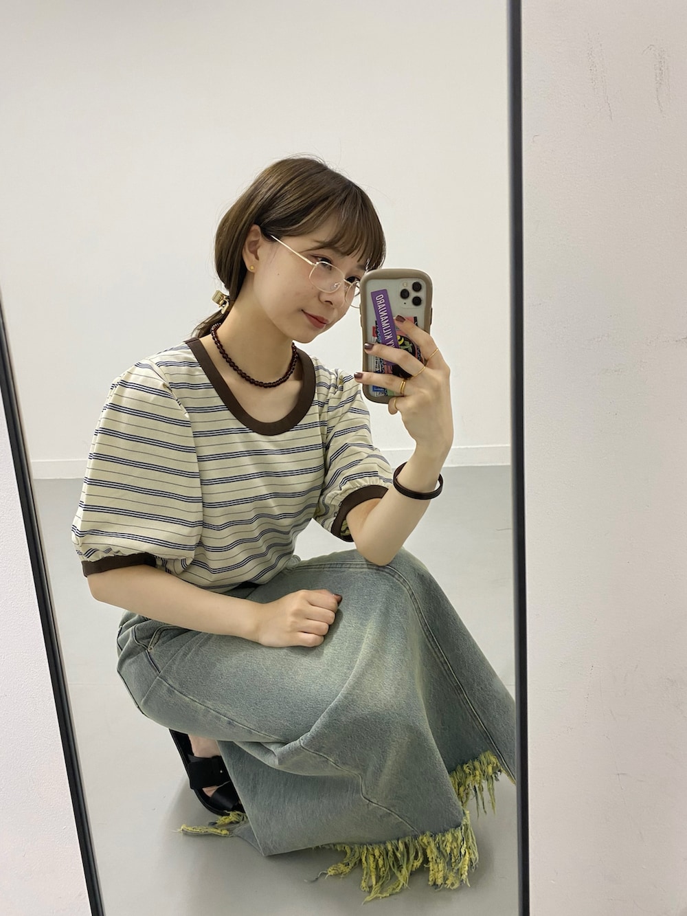 ブルー系のスカート、ホワイト系のTシャツ/カットソー、ゴールド系のリングを着用したレディースの春コーディネートの6枚目の写真