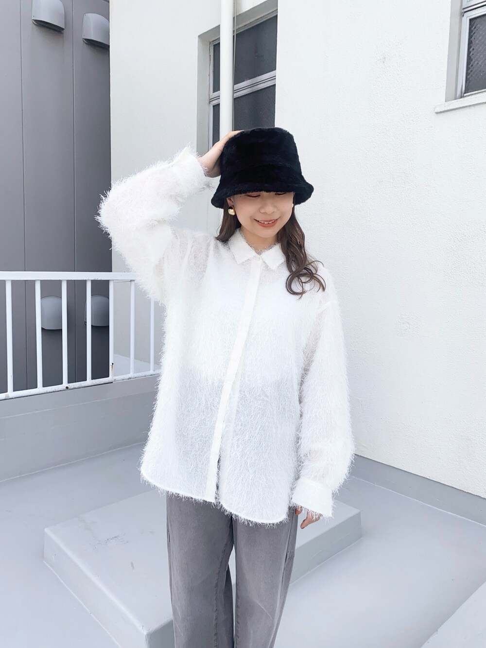 グレー系のデニムパンツ、ホワイト系のシャツ/ブラウス、ブラック系のローファーを着用したレディースの秋コーディネートの3枚目の写真