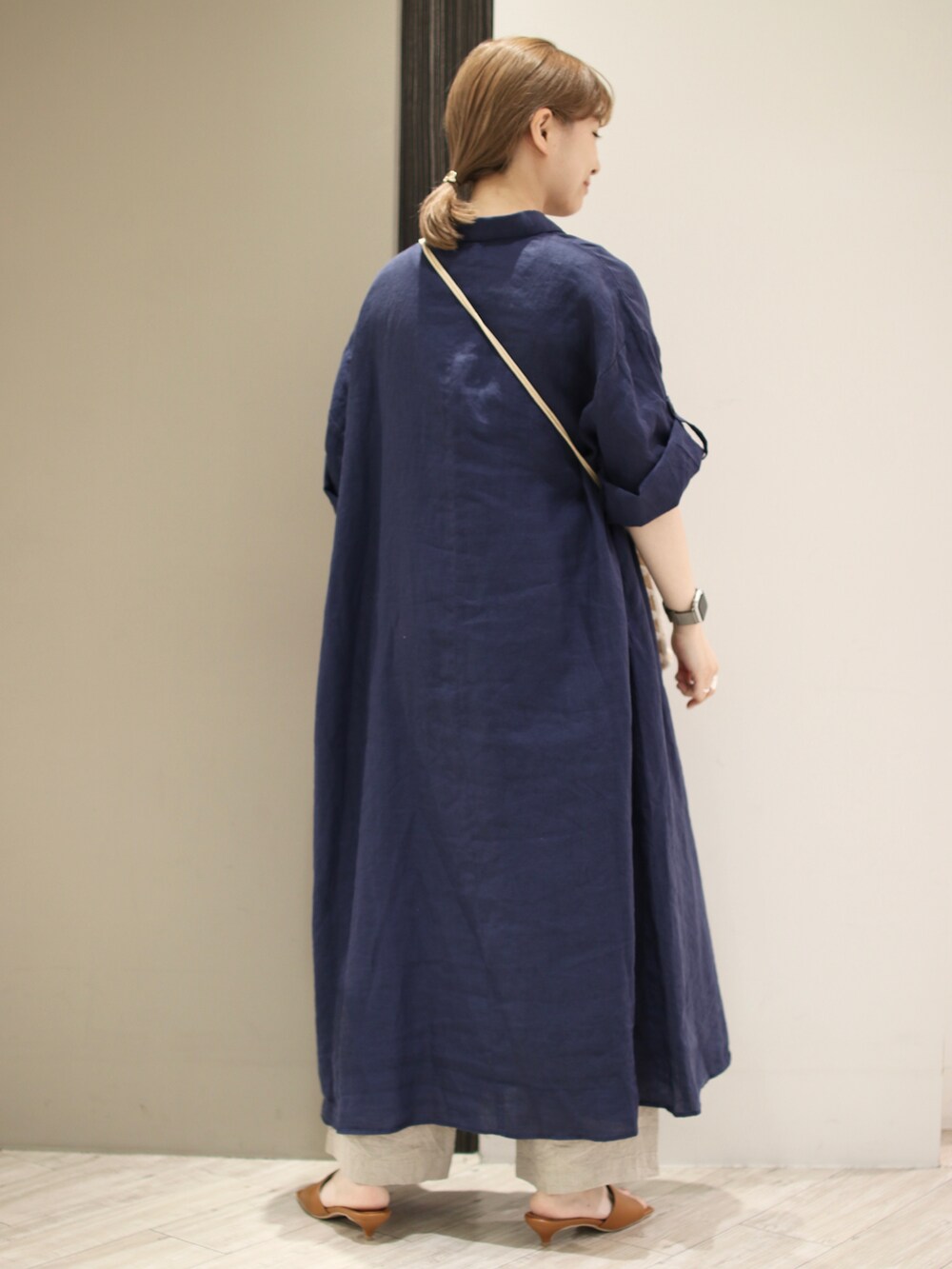 ホワイト系のショルダーバッグ、ブルー系のワンピース、イエロー系のサンダルを着用したレディースの春コーディネートの4枚目の写真