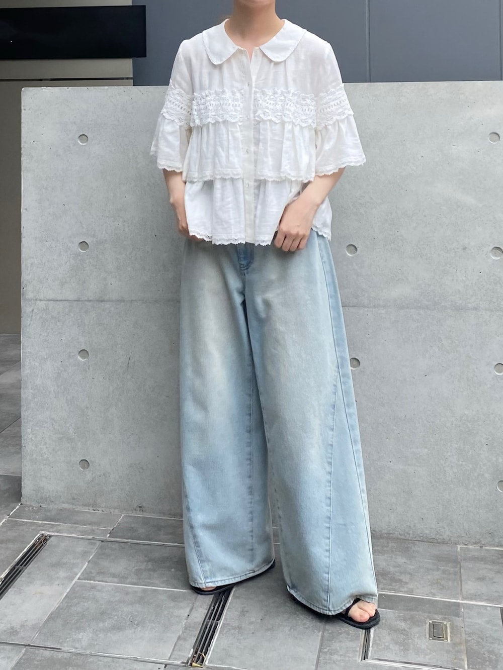 ブルー系のデニムパンツ、ホワイト系のシャツ/ブラウスを着用したレディースの夏コーディネートの2枚目の写真