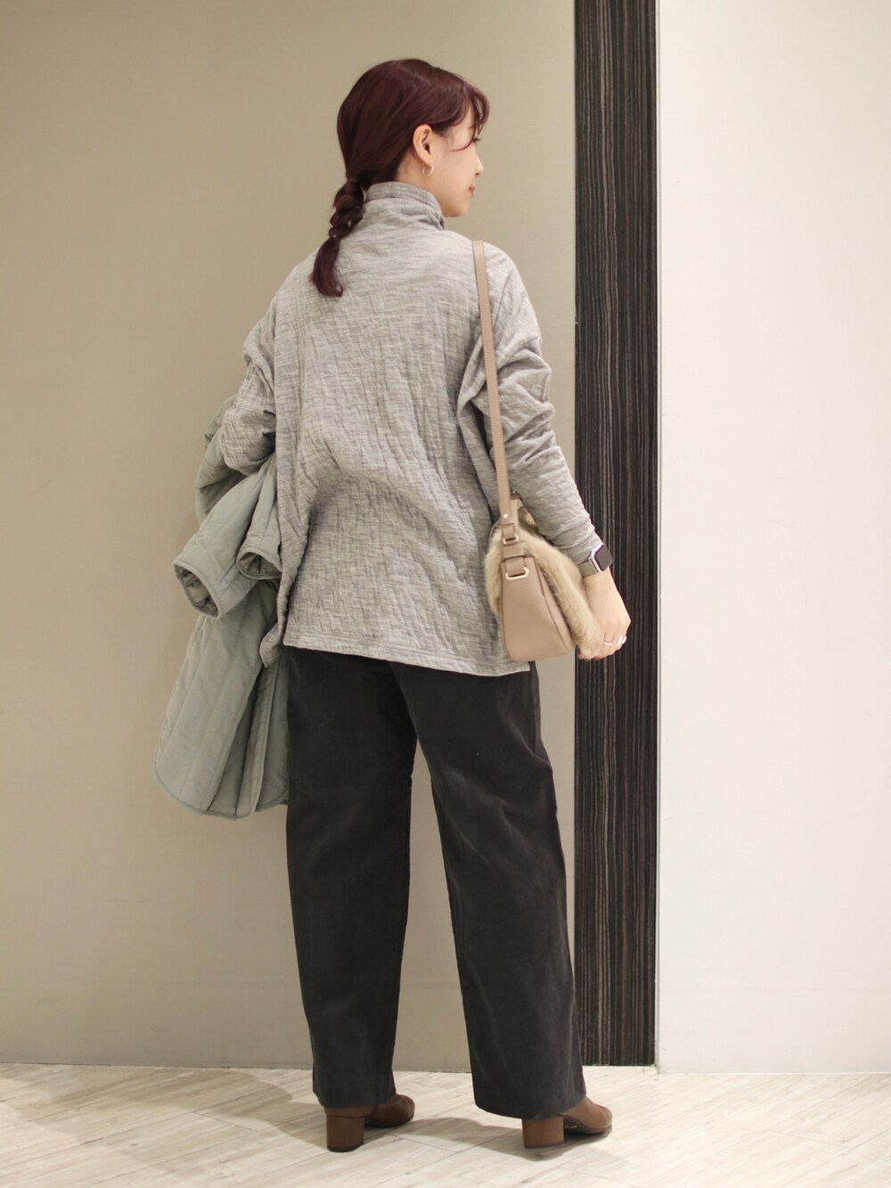 ブラウン系のブーツ、グレー系のその他パンツ、グレー系のTシャツ/カットソーを着用したレディースの冬コーディネートの5枚目の写真