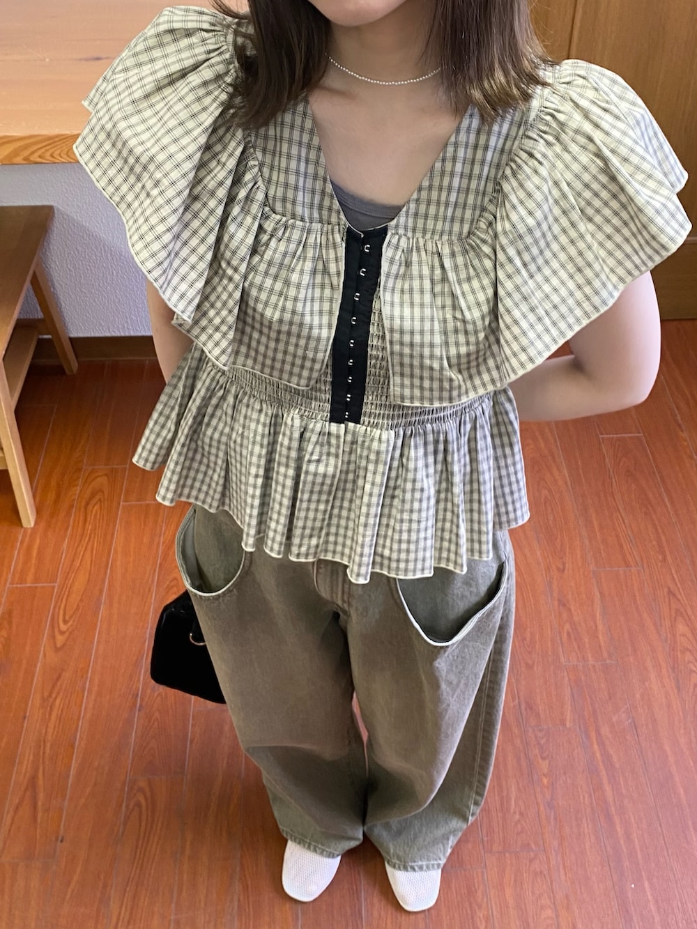 ブラック系のトートバッグ、ベージュ系のシャツ/ブラウス、ホワイト系のパンプスを着用したレディースの春コーディネートの5枚目の写真