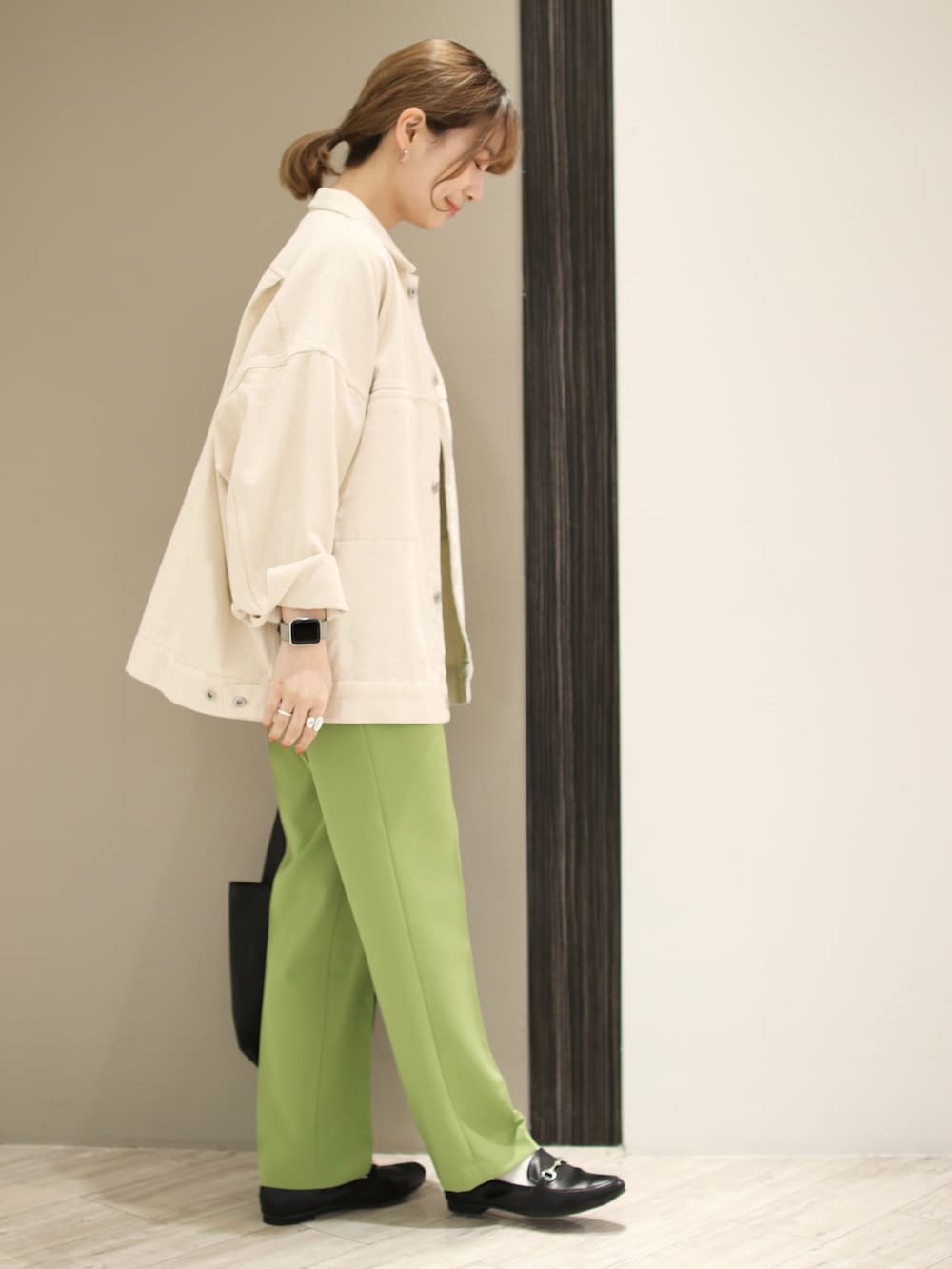 グリーン系のその他パンツ、ブラック系のローファー、ブラック系のトートバッグを着用したレディースの冬コーディネートの3枚目の写真