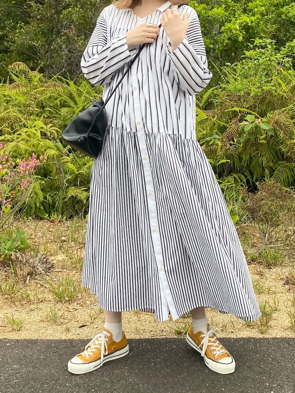 ホワイト系のワンピース/ドレス、ブラック系のショルダーバッグ、イエロー系のスニーカーを着用したレディースの春コーディネートの2枚目の写真