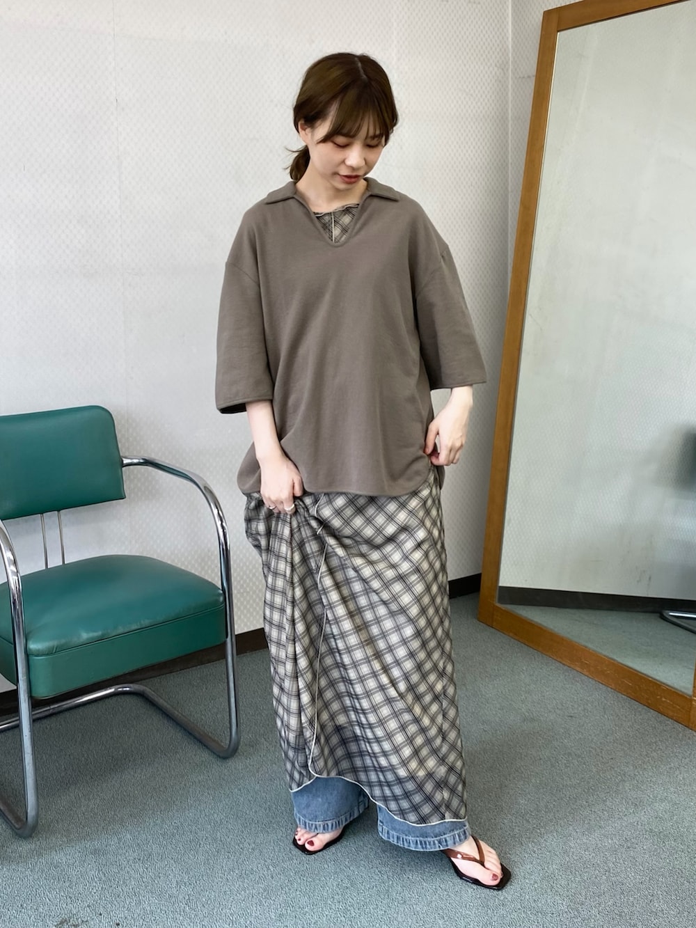 ベージュ系のワンピース、ブラウン系のサンダル、グリーン系のTシャツ/カットソーを着用したレディースの夏コーディネートの2枚目の写真