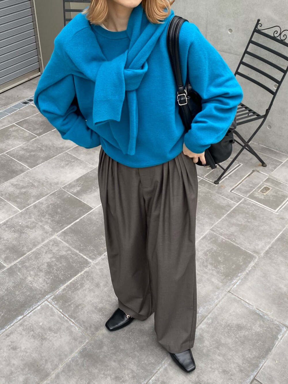 ブルー系のニット/セーター、ブルー系のニット/セーター、グレー系のその他パンツを着用したレディースの冬コーディネートの5枚目の写真