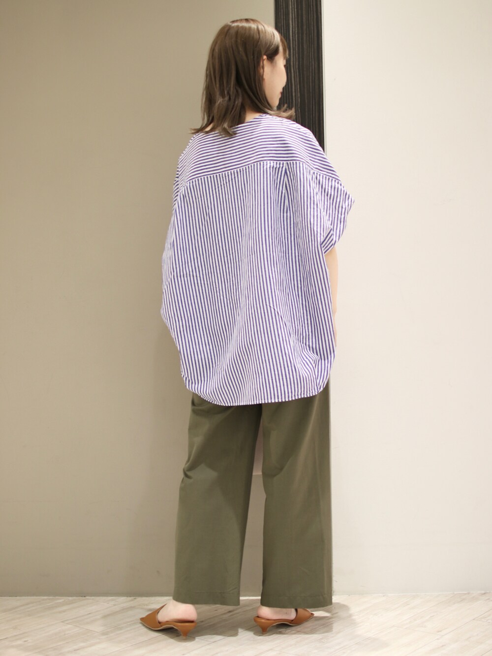 ブルー系のシャツ/ブラウス、ホワイト系のトートバッグ、グリーン系のその他パンツを着用したレディースの夏コーディネートの3枚目の写真