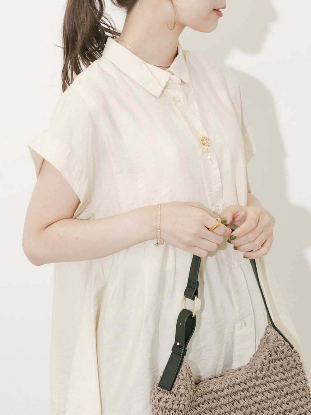 グレー系のトートバッグ、ホワイト系のシャツ/ブラウス、ブラック系のその他パンツを着用したレディースの夏コーディネートの3枚目の写真