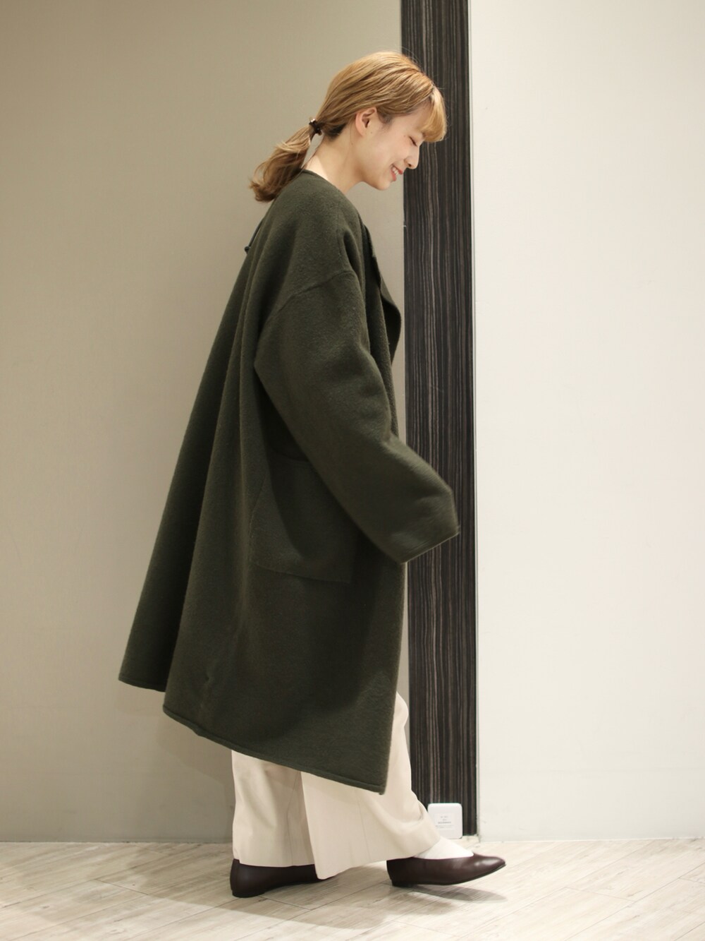 ホワイト系のその他パンツ、グレー系のスウェット、グリーン系のその他アウターを着用したレディースの冬コーディネートの3枚目の写真