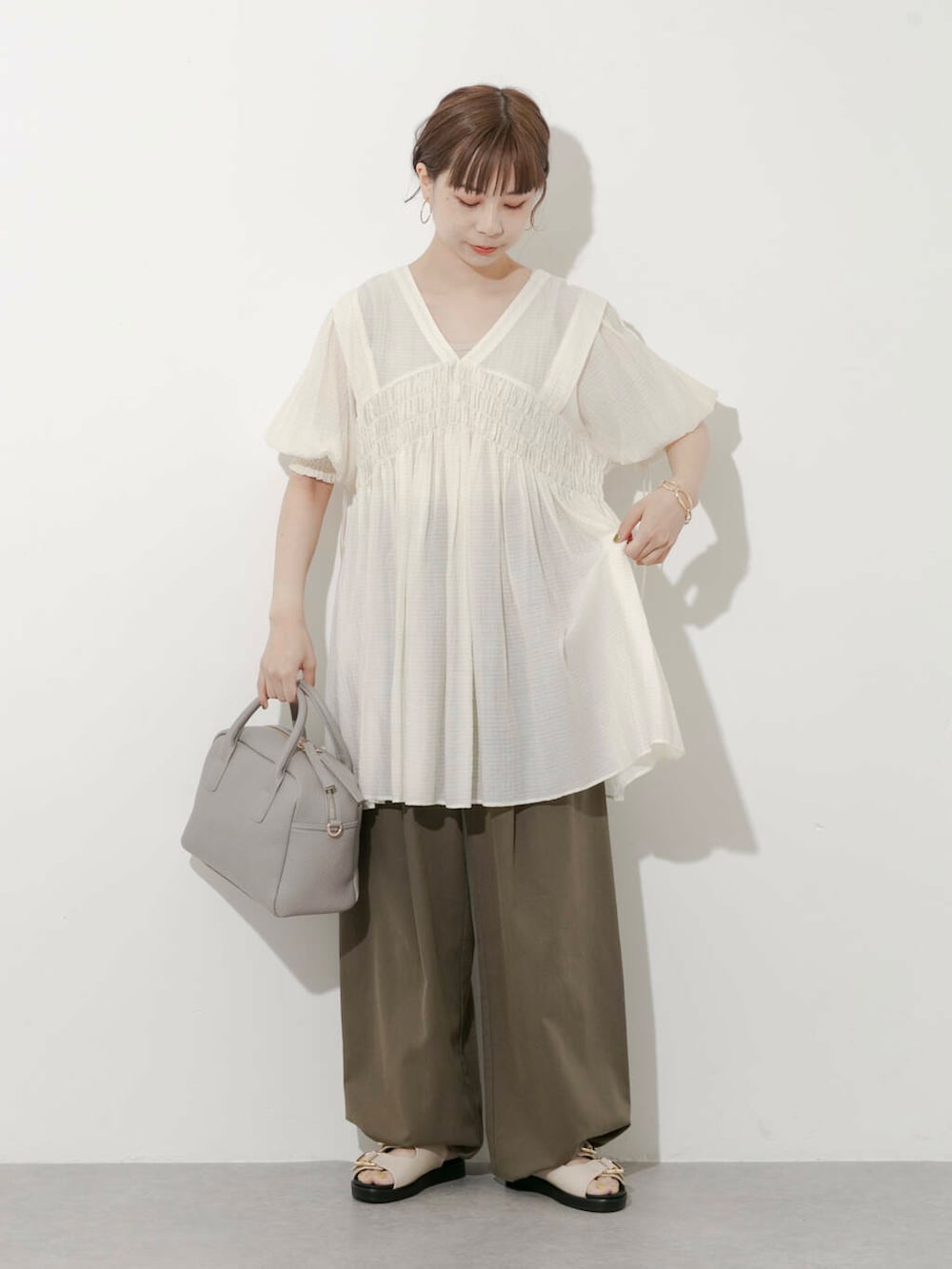 グリーン系のその他パンツ、ホワイト系のワンピース、グレー系のボストンバッグを着用したレディースの夏コーディネートの2枚目の写真