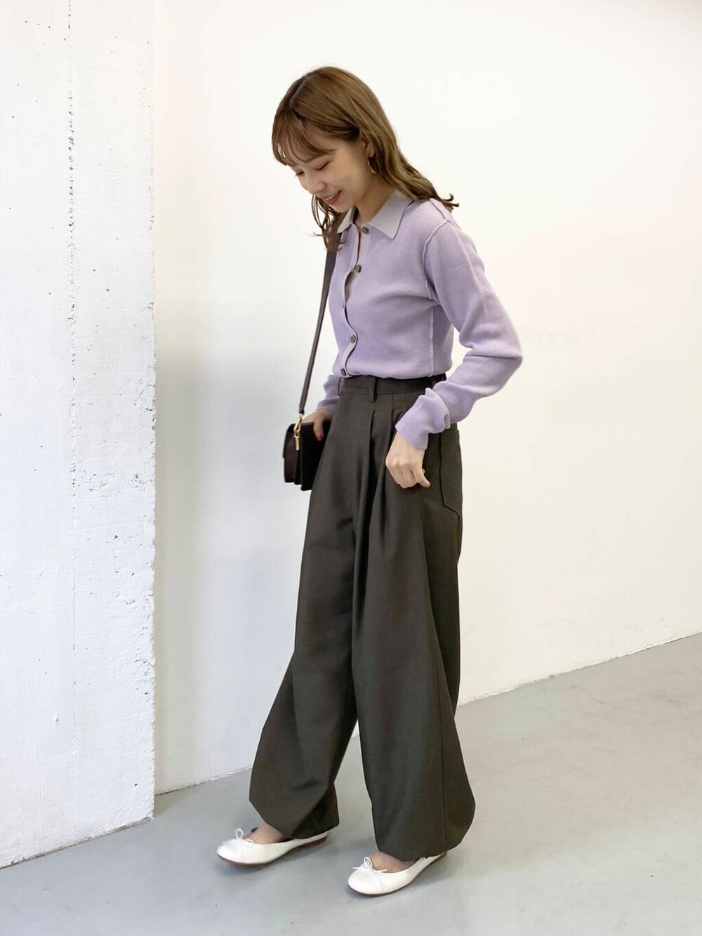 ホワイト系のバレエシューズ、ブラウン系のショルダーバッグ、グリーン系のその他パンツを着用したレディースの秋コーディネートの3枚目の写真