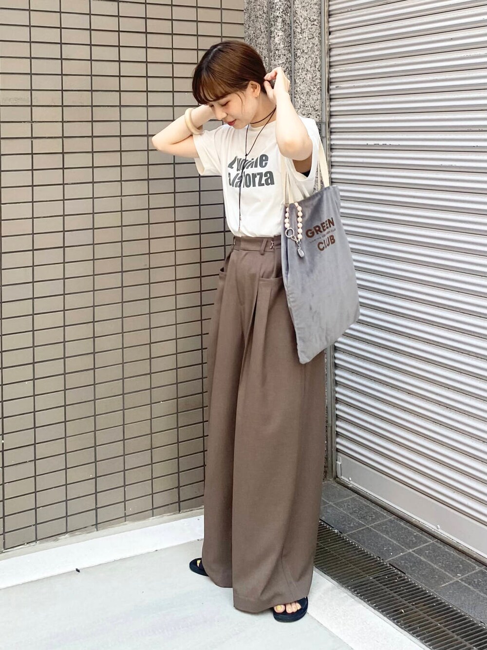 ホワイト系のTシャツ/カットソー、ブラウン系のその他パンツ、ブラック系のネックレスを着用したレディースの夏コーディネートの3枚目の写真