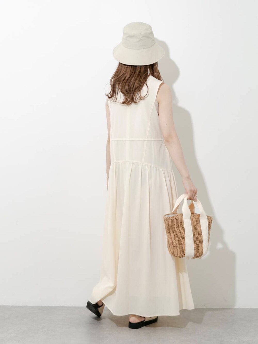 ベージュ系のハンドバッグ、グレー系のサンダル、ホワイト系のワンピースを着用したレディースの夏コーディネートの5枚目の写真